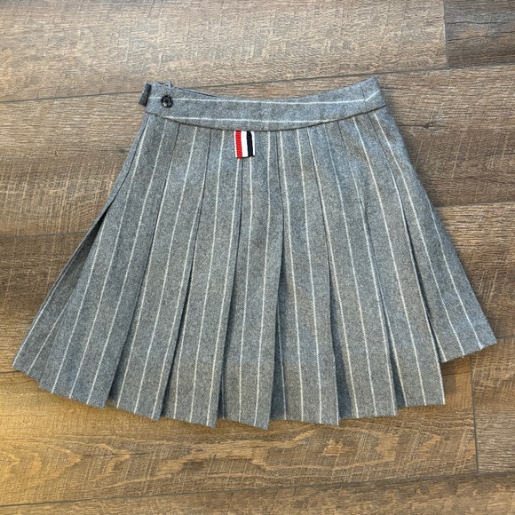 Momoshero Pinstripe Pleated Asymmetrical Mini Skirt Sz XS - Picture 6 of 8